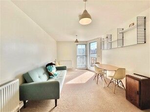 Flat to rent - Camberwell Station Road, London, SE5