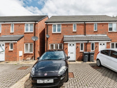 3 bedroom end of terrace house for sale in Guardian Way, Luton, Bedfordshire, LU1