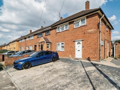 3 bedroom end of terrace house for sale in Tythe Road, Luton, LU4