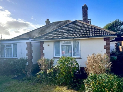 Park Close, Milford on Sea, Lymington, Hampshire, SO41 3 bedroom bungalow in Milford on Sea