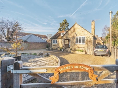 3 Bed Bungalow For Sale in Maidenhead, Berkshire, SL8 - 4851339