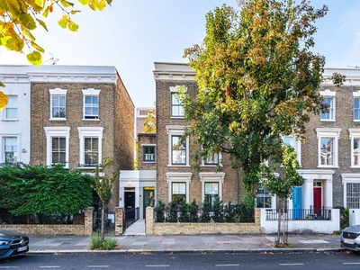 End terrace house for sale in Southgate Road, London N1
