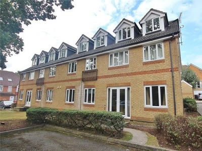 Flat to rent in Alexandra Gardens, Knaphill, Woking GU21