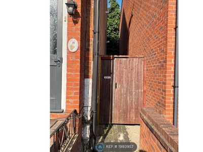 Flat to rent in Lodge Road, Redditch B98