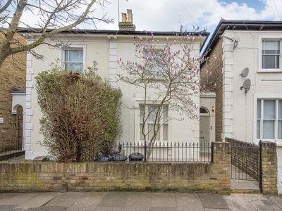 3 bedroom property to let in Sheendale Road, Richmond TW9