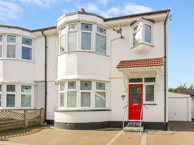 Dundonald Drive, Leigh-on-Sea, Essex, SS9 4 bedroom house in Leigh-on-Sea