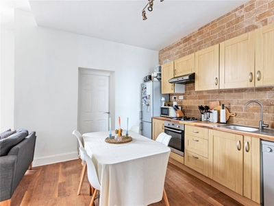 Knights Hill, West Norwood, London, SE27 2 bedroom flat/apartment in West Norwood