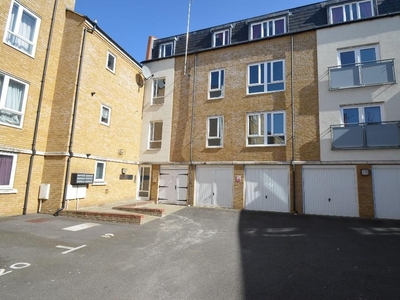 2 bedroom apartment for rent in High Street, Rochester, Kent, ME1