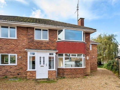 3 Bed House For Sale in Woodley, Sought after location convenient for amenities, RG5 - 5232888