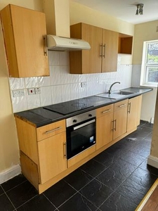 3 bedroom apartment to rent Ilford, E12 6EH