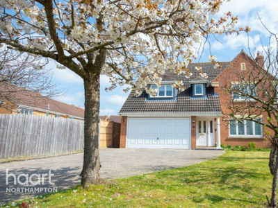 4 bedroom detached house for sale in Cowbeck Close, Northampton, NN4