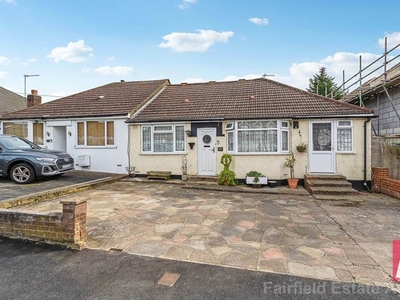 4 bedroom semi-detached house for sale Watford, WD19 5HE