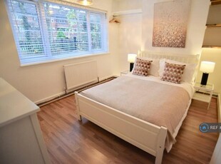 2 bedroom flat for rent in Hulme, Manchester, M15