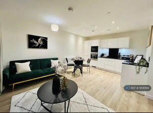 2 bedroom flat for rent in Lakeside Drive, London, NW10