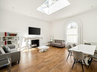 2 bedroom flat for rent in Queen's Gardens, Hyde Park, London, W2., W2