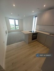 2 bedroom flat for rent in Wharf End, Trafford Park, Manchester, M17