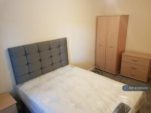 2 bedroom flat for rent in Withington Road, Manchester, M16