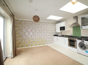 2 bedroom maisonette for rent in Saxon Road, London, South Norwood, SE25