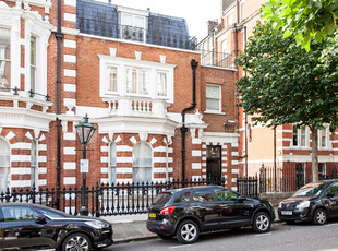 2 bedroom property for sale in Observatory Gardens, London, W8