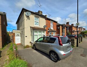 2 bedroom semi-detached house to rent Southampton, SO18 1NL