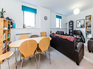3 bedroom flat for rent in Drayton Park, Highbury N5