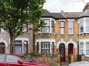 3 bedroom terraced house for rent in Farnborough Avenue, Walthamstow, E17