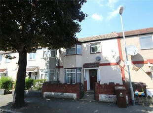 3 bedroom terraced house for rent in Heath Road, Chadwell Heath, RM6