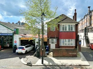 4 bedroom detached house to rent London, W13 9NB