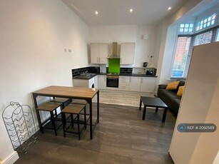 4 bedroom flat for rent in Fox Road, West Bridgford, Nottingham, NG2