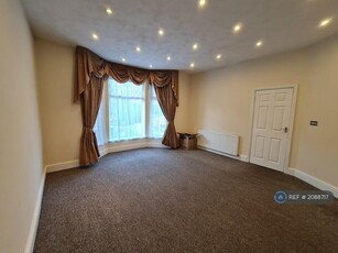 4 bedroom semi-detached house for rent in Hilton Crescent, Prestwich, Manchester, M25