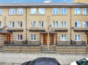 5 bedroom terraced house for rent in Ferry Street, London, E14