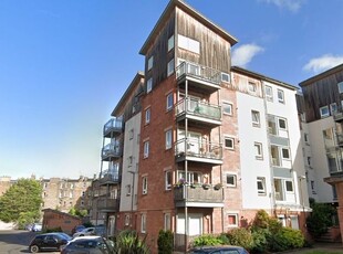 Flat to rent in Albion Gardens, Leith, Edinburgh EH7