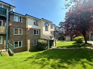 Flat to rent in Alexandra Park, Queen Alexandra Road, High Wycombe HP11