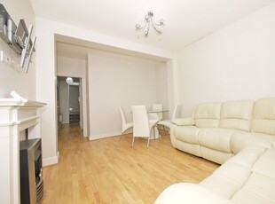 Flat to rent in Balfour Road, Ilford IG1
