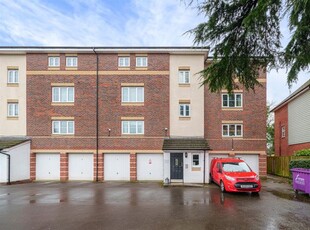 Flat to rent in Bath Road, Slough SL1