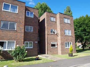 Flat to rent in Broadmeads, Ware SG12