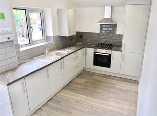 Flat to rent in Bromley Road, Birkby, Huddersfield HD2