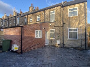 Flat to rent in Bromley Road, Huddersfield, West Yorkshire HD2