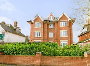 Flat to rent in Claremont Avenue, Woking GU22