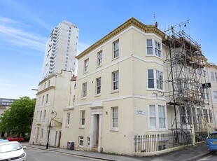 Flat to rent in Clarence Square, Brighton BN1
