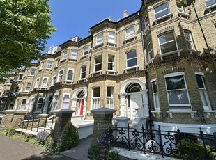 Flat to rent in Cromwell Road, Hove BN3