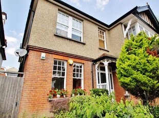 Flat to rent in Glengall Road, Woodford Green IG8
