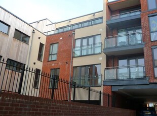 Flat to rent in Haydon Place, Guildford GU1