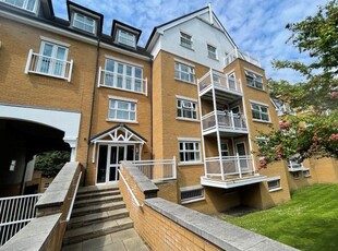 Flat to rent in High Road, Buckhurst Hill IG9