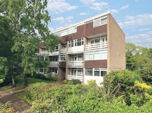 Flat to rent in Hill View Court, Woking, Surrey GU22