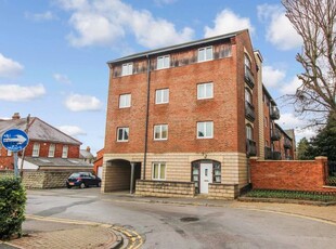 Flat to rent in Lincoln Street, Town Centre, Swindon SN1