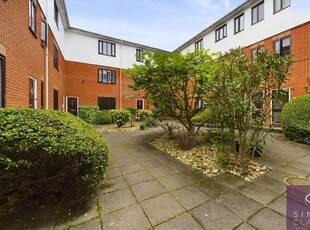 Flat to rent in Lyonsdown Road, Barnet EN5