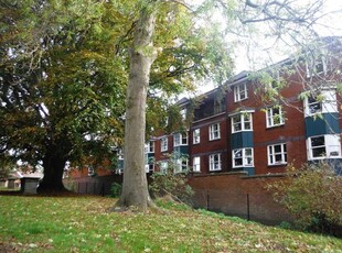 Flat to rent in New Park Street, Devizes SN10