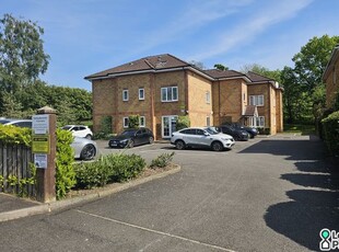 Flat to rent in Oakwood Road, Bricket Wood, St. Albans, Hertfordshire AL2