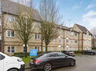 Flat to rent in Parkside, Waltham Cross EN8